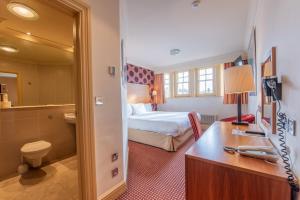 Postel nebo postele na pokoji v ubytování Metropole Hotel and Spa