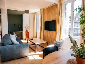 a living room with a couch and a table at Baie Marine in Le Crotoy
