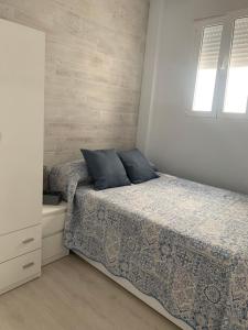 Un dormitorio con una cama y una ventana en Caleta Dreams. Apartamento a estrenar. A 60 metros Playa, en Cádiz
