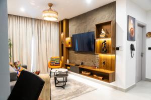 een woonkamer met een bank en een tafel bij 1 bedroom luxury apartment, Pent unit in Accra