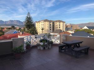 a balcony with a picnic table and some buildings at Relaxing Hideaway in Strand