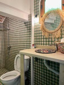 een badkamer met een toilet, een wastafel en een spiegel bij Riad Numidia in Marrakesh