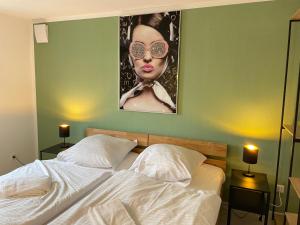 a bedroom with a poster of a woman with sunglasses at Premium-Apartment, 4 Betten, Nahe Ulm für Familien und Gruppen,Hund in Blaustein +2 photos