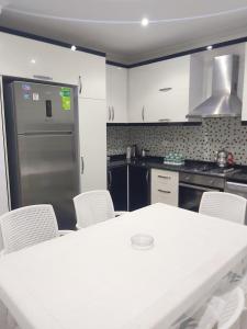 Кухня или мини-кухня в Luxury Villa with Private Pool & Terrace in Belek
