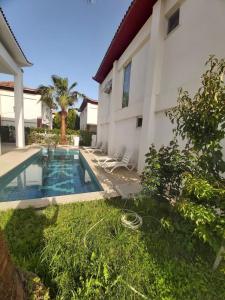 Бассейн в Luxury Villa with Private Pool & Terrace in Belek или поблизости