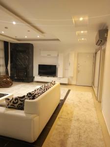 Телевизор и/или развлекательный центр в Luxury Villa with Private Pool & Terrace in Belek +23 фотографии