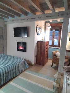 una camera da letto con un letto e un camino di Más Quimera a Gilgarcía