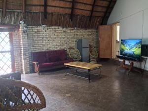 TV a/nebo společenská místnost v ubytování Khahliso Guesthouse