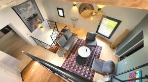 een bovenaanzicht van een woonkamer met een bank en stoelen bij Townhouse with rooftop in Pernes-les-Fontaines