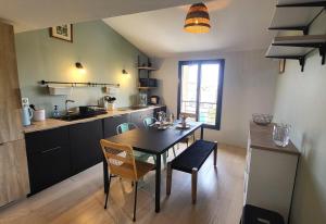 een keuken en eetkamer met een tafel en stoelen bij Townhouse with rooftop in Pernes-les-Fontaines