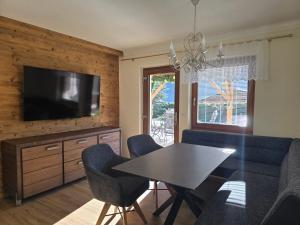 TV a/nebo společenská místnost v ubytování Landhaus Knoflach