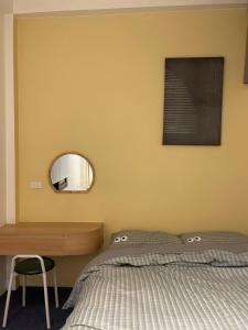 um quarto com uma cama e um espelho em Le Balcon Hanoi em Hanói