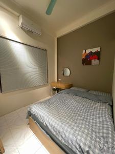 um quarto com uma cama e uma janela com ventilador em Le Balcon Hanoi em Hanói