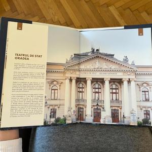 een afbeelding van een gebouw in een boek bij Il Teatro in Oradea