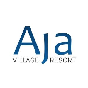 Aja Village Resort في بارو: شعار لمنتجع قرية على خلفية بيضاء
