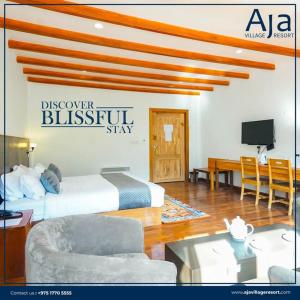 Aja Village Resort في بارو: غرفة نوم بها سرير ومكتب وتلفزيون