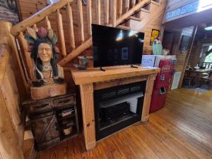uma televisão em cima de uma mesa de madeira em uma cabine em The Reservation- On the River em Cove Creek Cascades