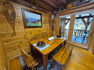 uma sala de jantar com mesa e cadeiras em uma cabana em The Reservation- On the River em Cove Creek Cascades