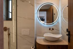 Koupelna v ubytování VAYA Suites by Omilos Hotels
