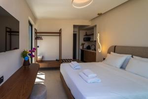 Postel nebo postele na pokoji v ubytování VAYA Suites by Omilos Hotels