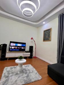 Μια τηλεόραση ή/και κέντρο ψυχαγωγίας στο LOJ Homes