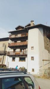 een gebouw met een auto ervoor geparkeerd bij Maison Jacquemin in Saint-Pierre