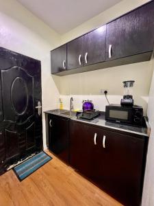 Η κουζίνα ή μικρή κουζίνα στο LOJ Homes