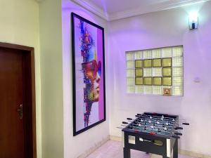 Herní místnost v ubytování Luxury 4 BR Apt w Parking, Hot tub, Magodo Estate