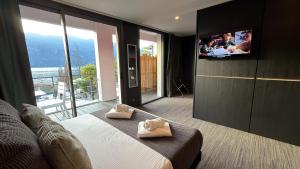 Una televisión o centro de entretenimiento en Les Suites du Lac