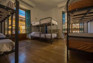 Łóżko lub łóżka piętrowe w pokoju w obiekcie Hostel Covent Garden