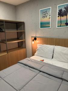 um quarto com uma grande cama branca e uma estante de livros em Vilarejo dos Milagres em São Miguel dos Milagres mais 71 fotografias