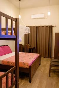 Un dormitorio con dos literas y una mesa. en Transit Studio Katunayake, en Katunayake 89 fotos más