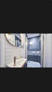 Et badeværelse på Velours & Balnéo