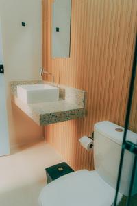 un baño con lavabo e inodoro en Pousada Ebenézer de Cordeiro rj, en Cordeiro 32 fotos más