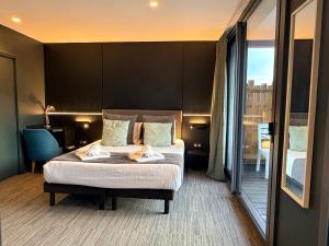 Una cama o camas en una habitación de Les Suites du Lac 47 fotos más