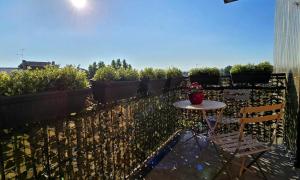 GaggianoにあるLa Casa del Viaggiatore, Gaggianoの小さなテーブルと椅子が備わるバルコニー