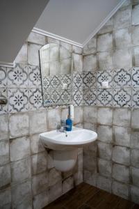 a bathroom with a sink and a mirror at Вила Вяра, Надежда, Любов in Neofit Rilski
