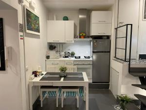 una piccola cucina con tavolo e frigorifero di TOLEDO CENTER a Napoli