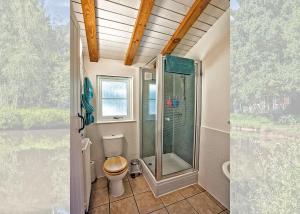 Koupelna v ubytování Great Wood Lodges + 14 fotografií