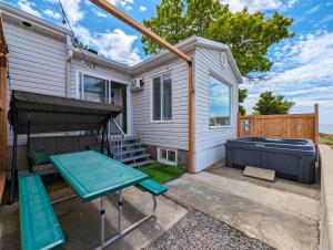 Balkón nebo terasa v ubytování Chalet #11 Waterfront with Spa, Wifi & AC