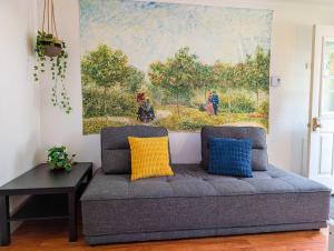 Posezení v ubytování Chalet #11 Waterfront with Spa, Wifi & AC + 47 fotografií