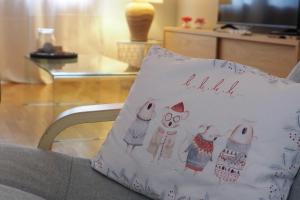 Μια τηλεόραση ή/και κέντρο ψυχαγωγίας στο Casa Senda by Cardi Suites