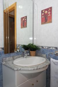 Ένα μπάνιο στο Casa Senda by Cardi Suites