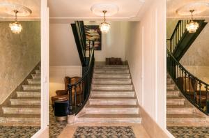 里斯本的住宿－希亞多阿爾梅利亞珍藏公寓，房屋内的楼梯,配有两个吊灯