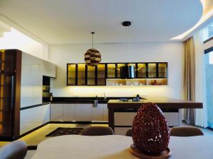 uma cozinha com mesa e cadeiras em uma sala em Modern villa with a private pool em Marraquexe