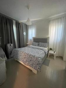 una camera con un grande letto e un copriletto di Cielo de hierro Apartamento especial con jacuzzi-special apartment with jacuzzi a La Romana Altre 36 foto