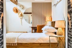 ein Schlafzimmer mit einem Bett und einem Tisch mit einer Lampe in der Unterkunft Weston Cottage 4 in Send