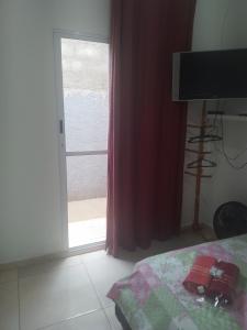 een kamer met een raam en een bed met bij Suite Airport in Campinas