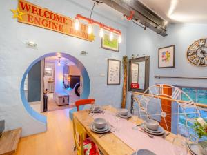 The Engine Room في مالهام: غرفة طعام مع طاولة والجدار الأزرق +39 صورة