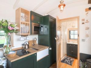 Η κουζίνα ή μικρή κουζίνα στο Poppie's Shepherd Hut - Uk50227